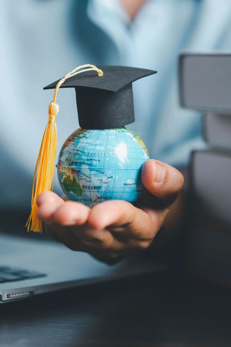 طالبة تحضّر سفرها إلى الخارج